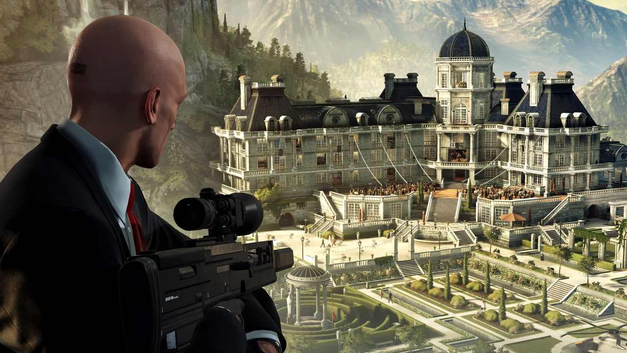 تصویر مأمور 47 در HITMAN World of Assassination با حالتی مخفی‌کاری 